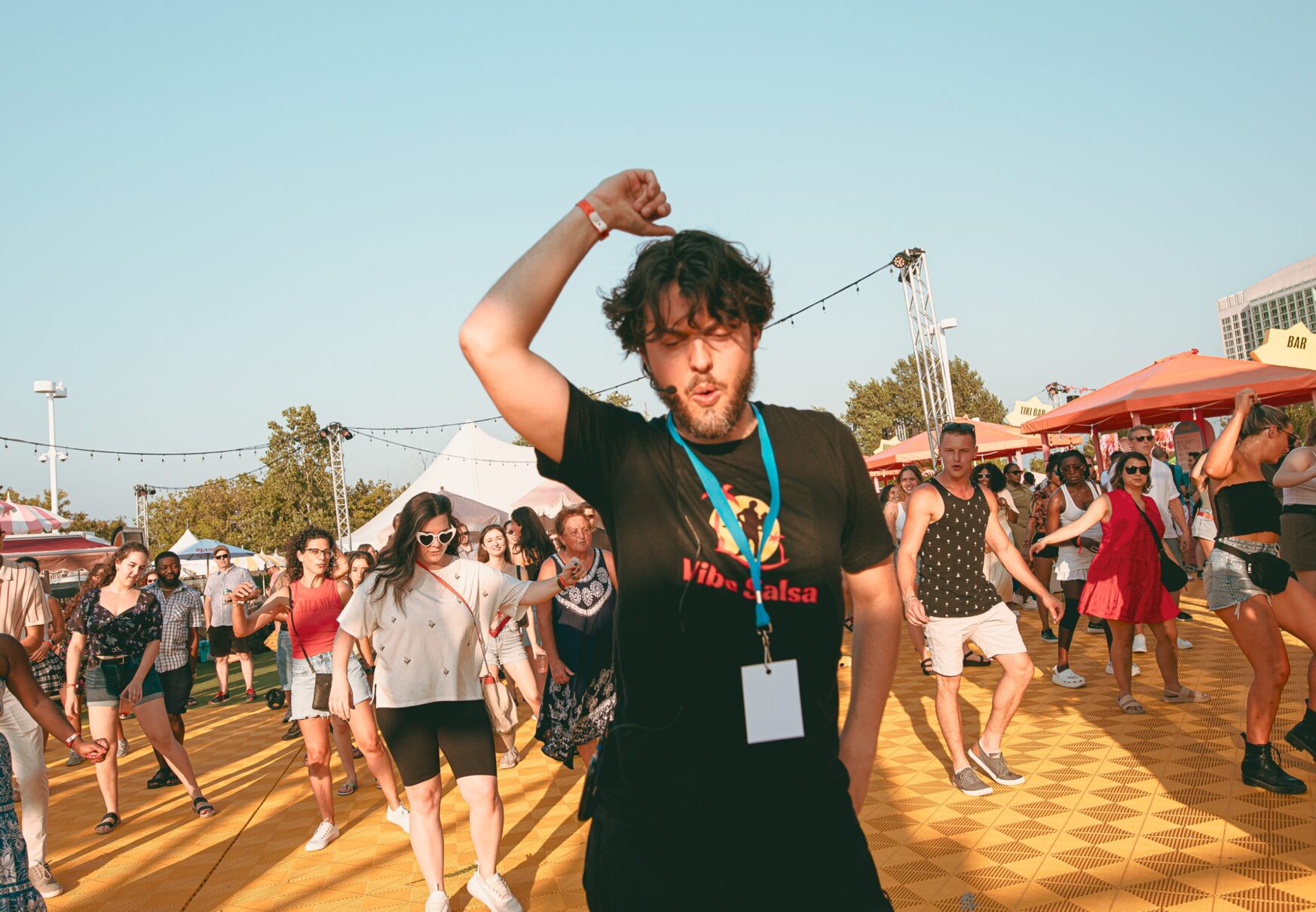 Danseurs latins qui offre un cours de danse salsa aux festivaliers
