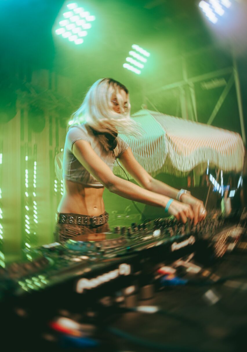 DJ sur scène avec éclairage