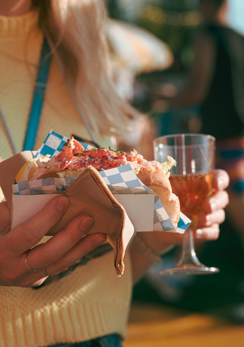 Guédille de homard avec verre de vin rosé