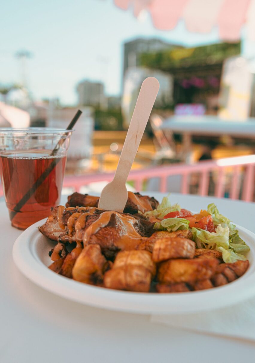 Poulet et bananes plantin frite avec un thé glacé