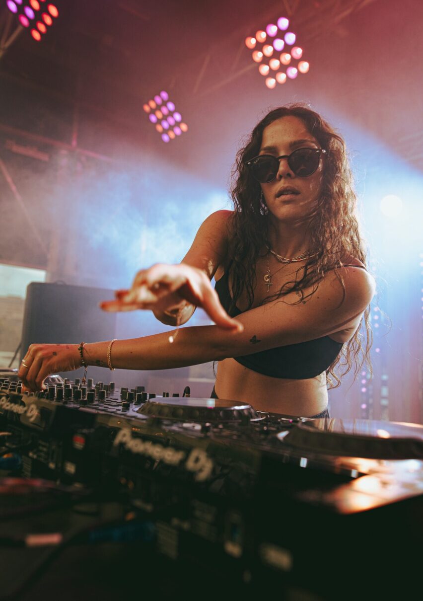 DJ femme sur scène