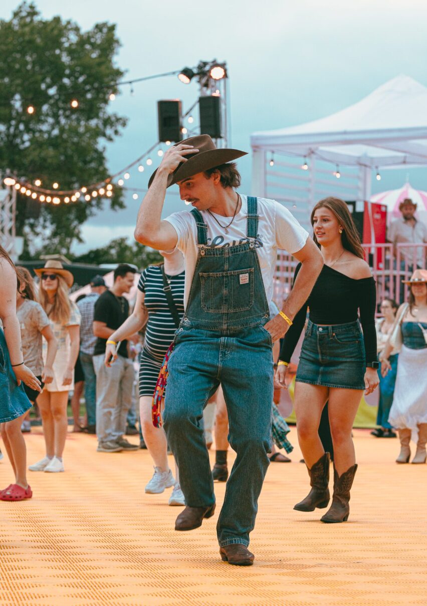 Festivalier cowboy pratiquant de la danse en ligne