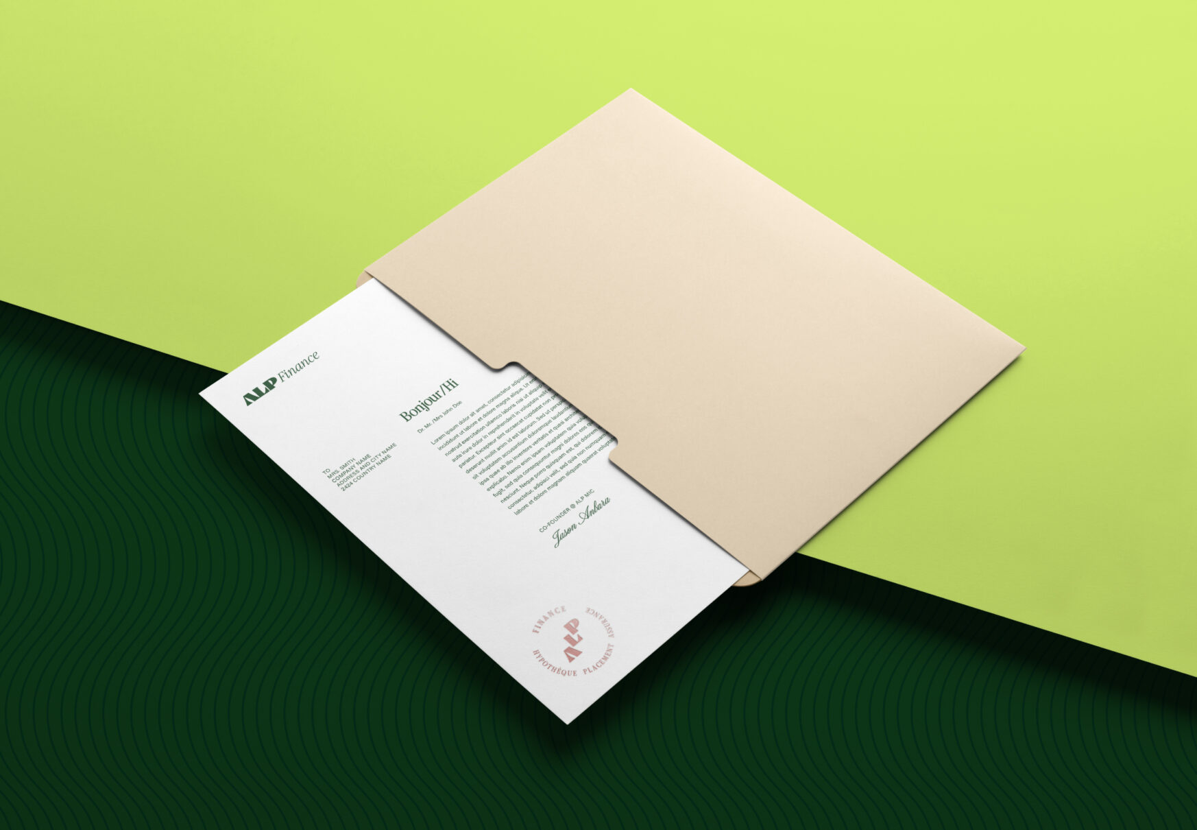 Lettre officielle ALP Finance insérée dans une chemise cartonnée beige, avec logo et sceau de la marque, photo branding réalisée par Orkestra