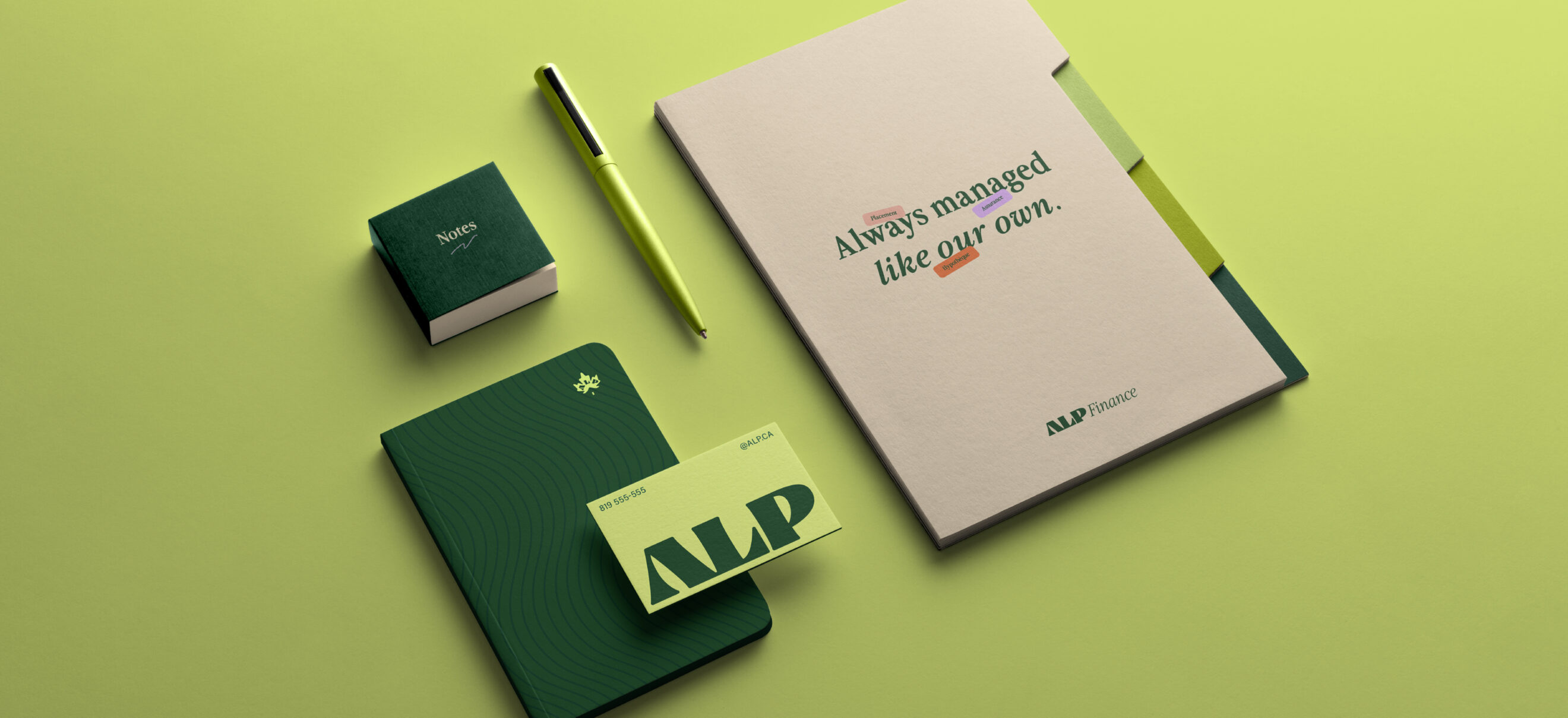 Ensemble de papeterie et supports imprimés ALP conçus par Orkestra : carte d’affaires, carnet, chemise et stylo