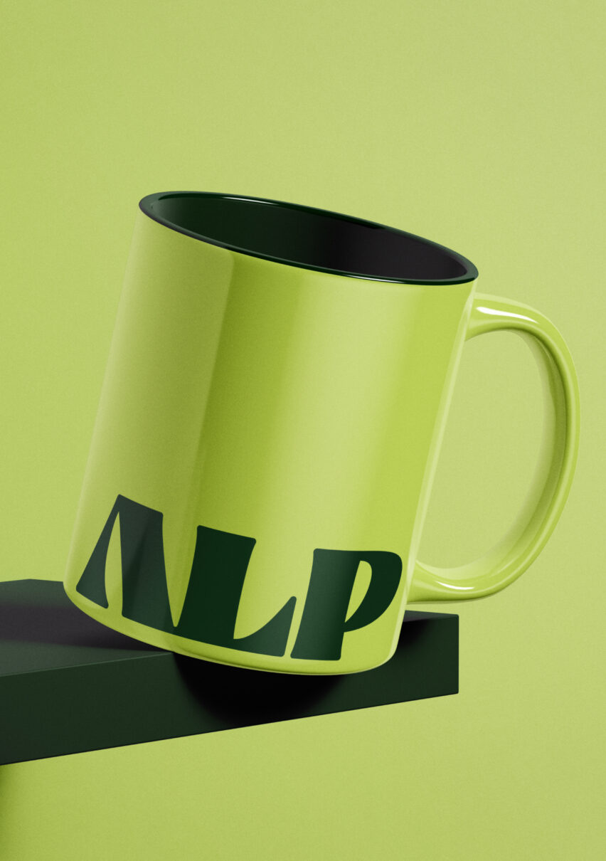 Tasse promotionnelle verte avec le logo ALP, design d’identité visuelle créé par Orkestra pour ALP MIC