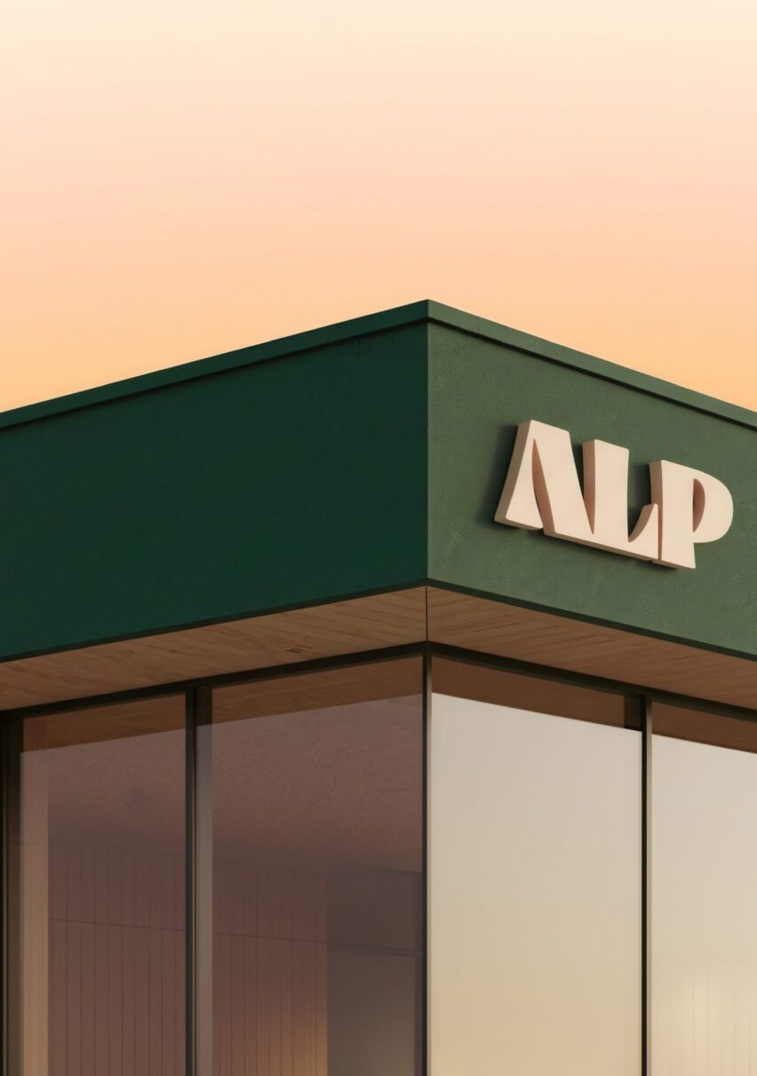Logo ALP apposé sur la façade d’un bâtiment moderne, identité visuelle conçue par Orkestra pour ALP MIC